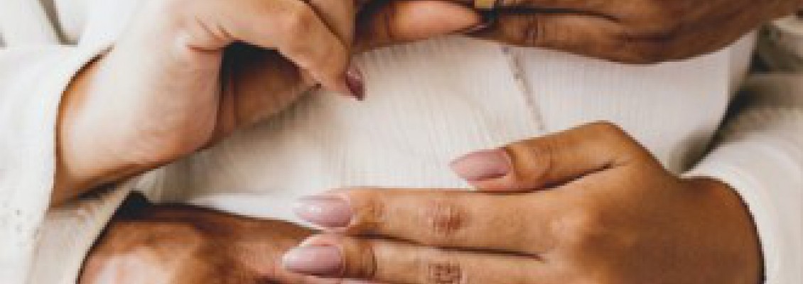 Οδηγός Επιβίωσης για τον Κουμπάρο: Τι περιλαμβάνει το Σετ Γάμου και τι πληρώνει